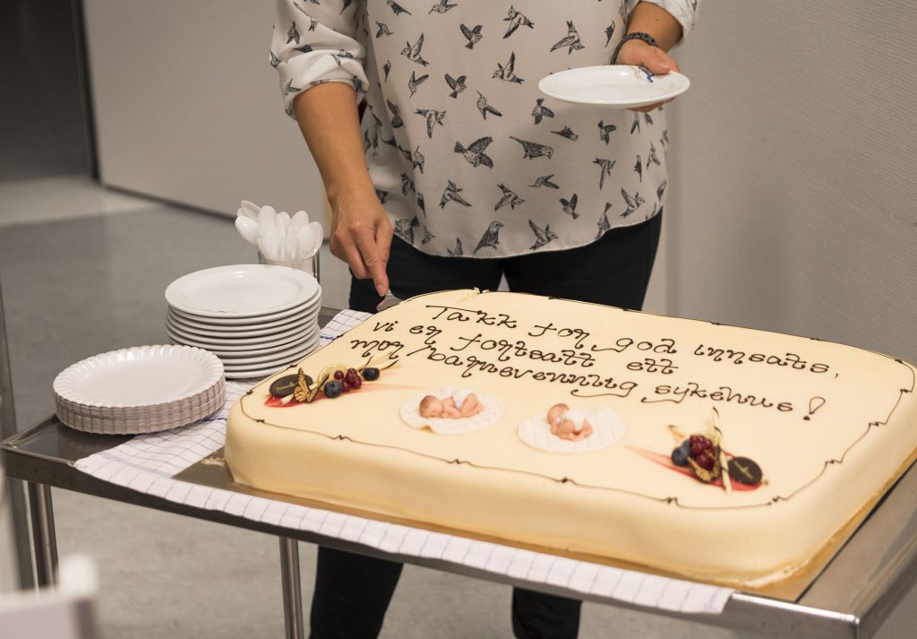 En person som skjærer en kake