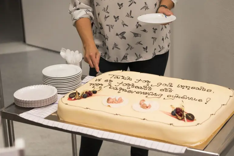 En person som skjærer en kake