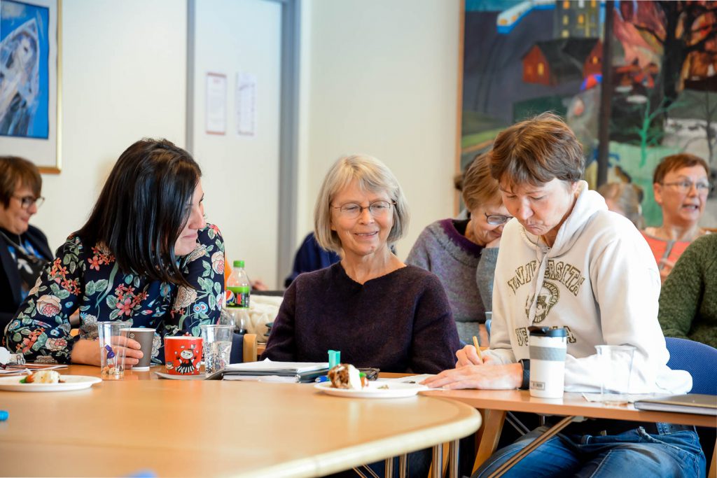 En gruppe mennesker som sitter ved et bord