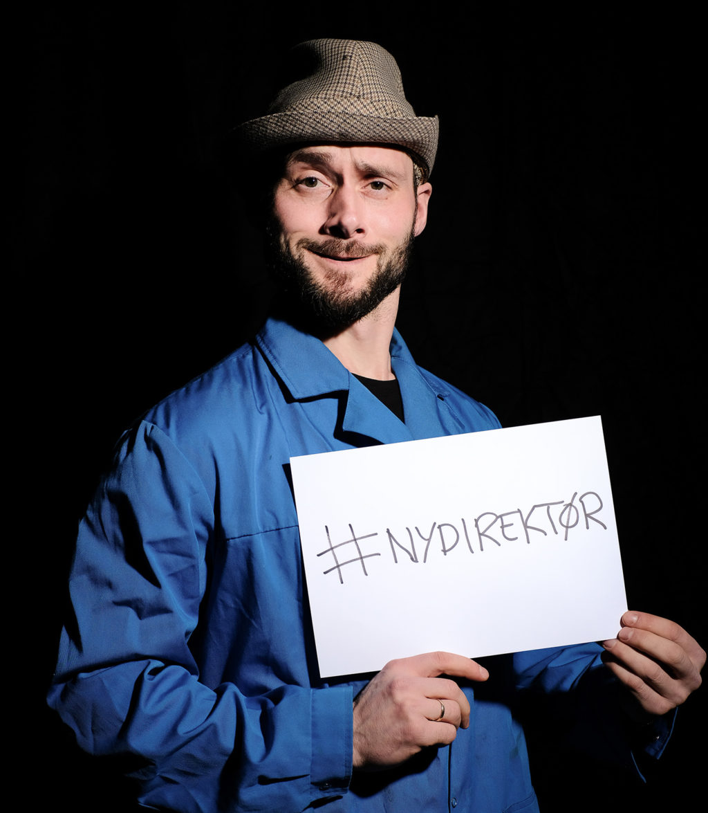 En person som holder et skilt