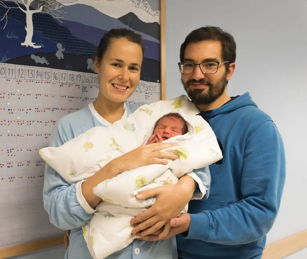 En mann og en kvinne som holder en baby