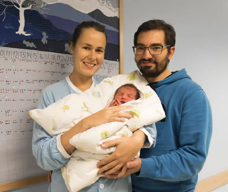 En mann og en kvinne som holder en baby