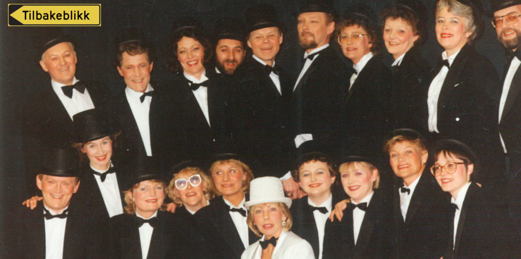 En gruppe mennesker i dress