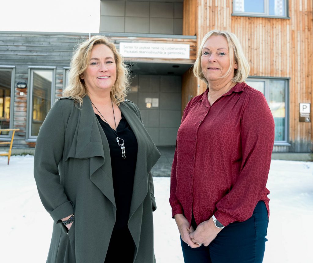 Et par kvinner som poserer for kameraet