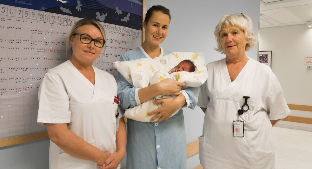 En gruppe kvinner som holder en baby