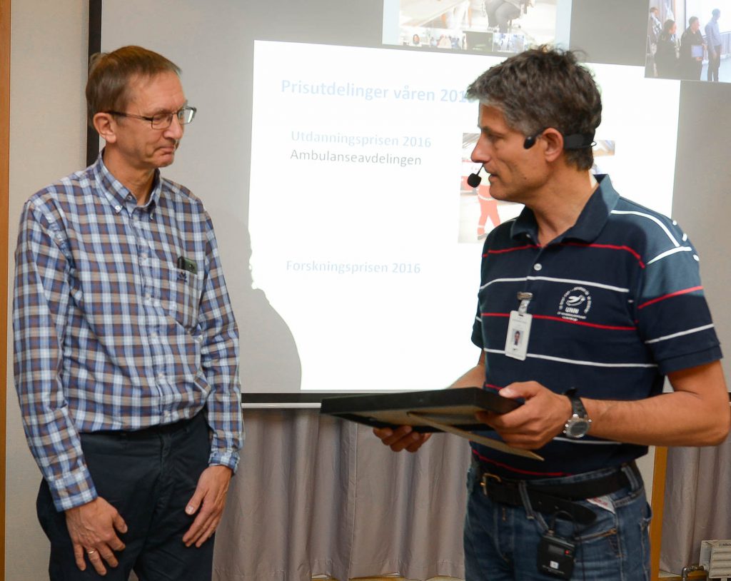 En mann som viser en mann noe på et nettbrett