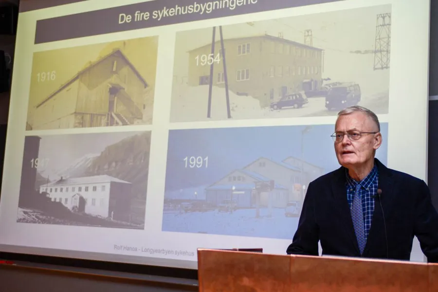 En mann som står foran en skjerm med et diagram på