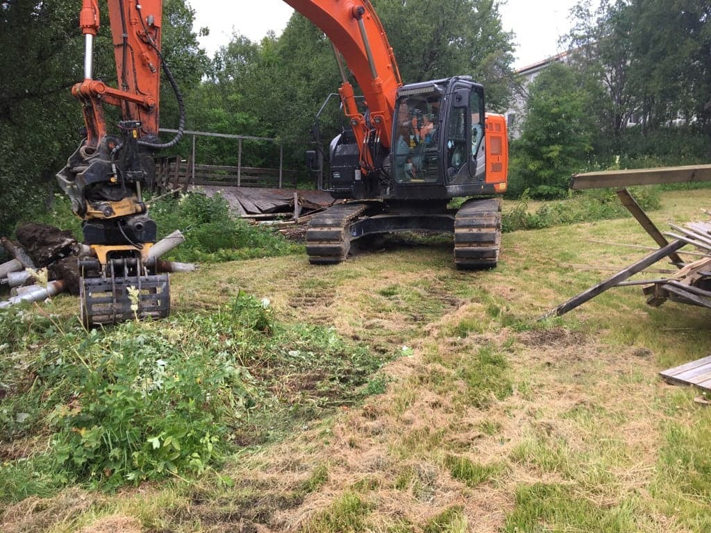 En traktor på en åker