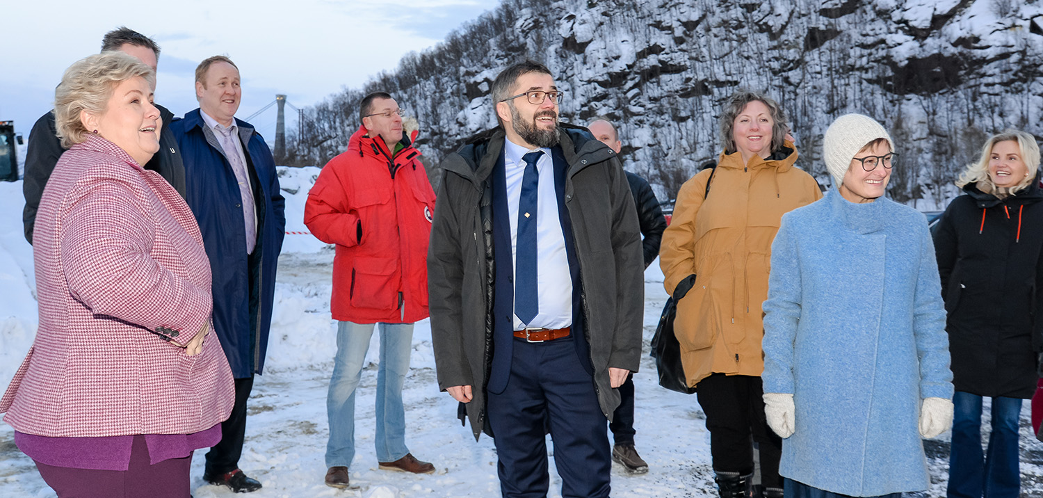 En gruppe mennesker som står sammen utenfor