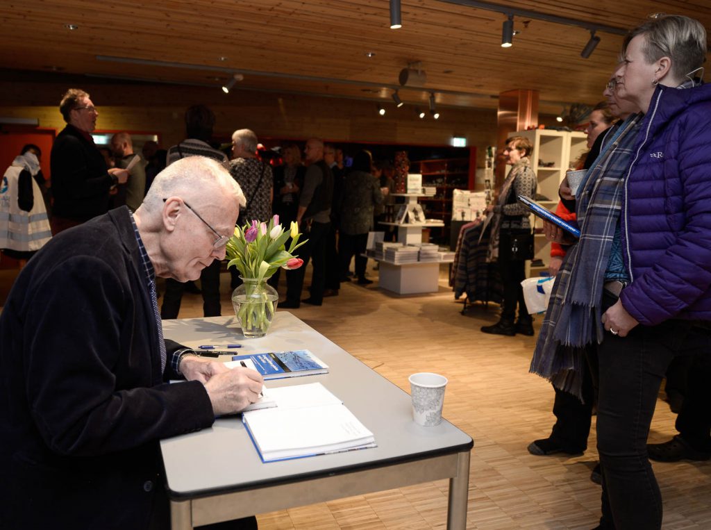 En mann som sitter ved et bord