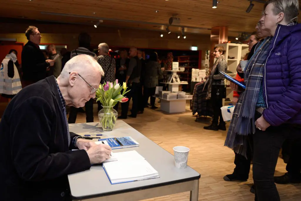 En mann som sitter ved et bord