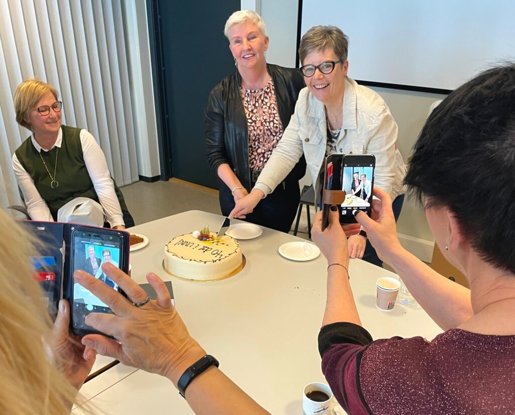 En gruppe mennesker rundt et bord