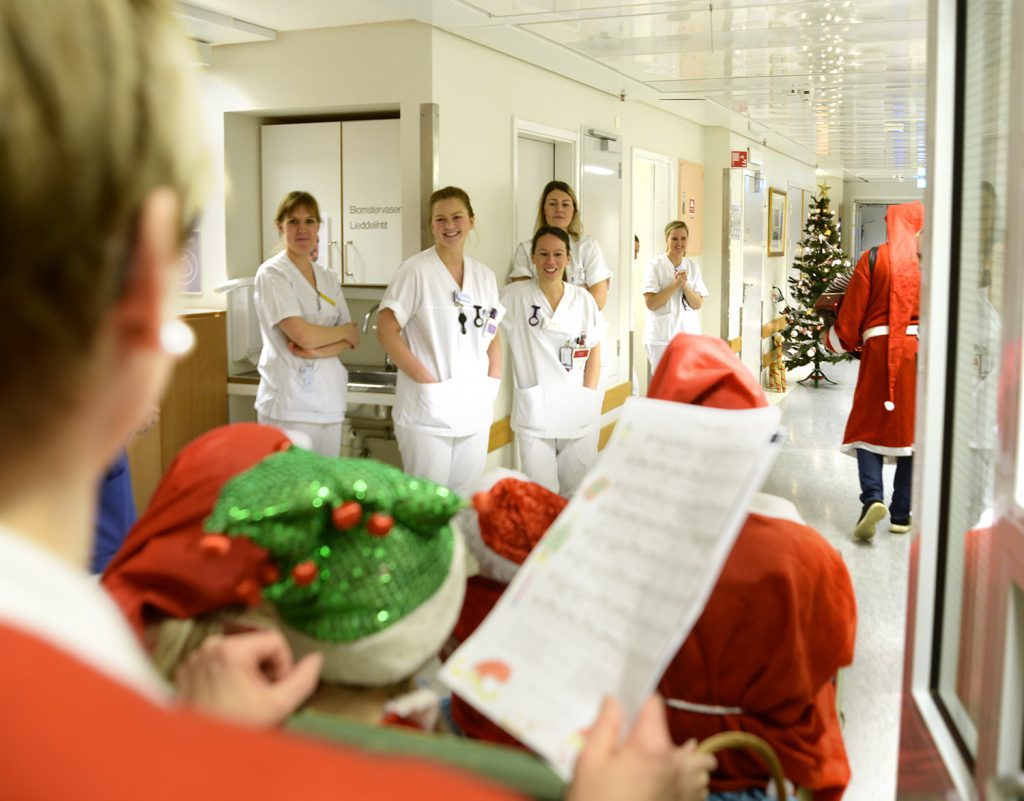 En gruppe mennesker i et rom