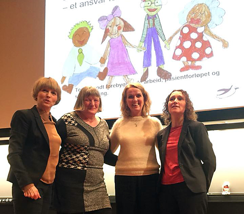 En gruppe kvinner som poserer for et bilde