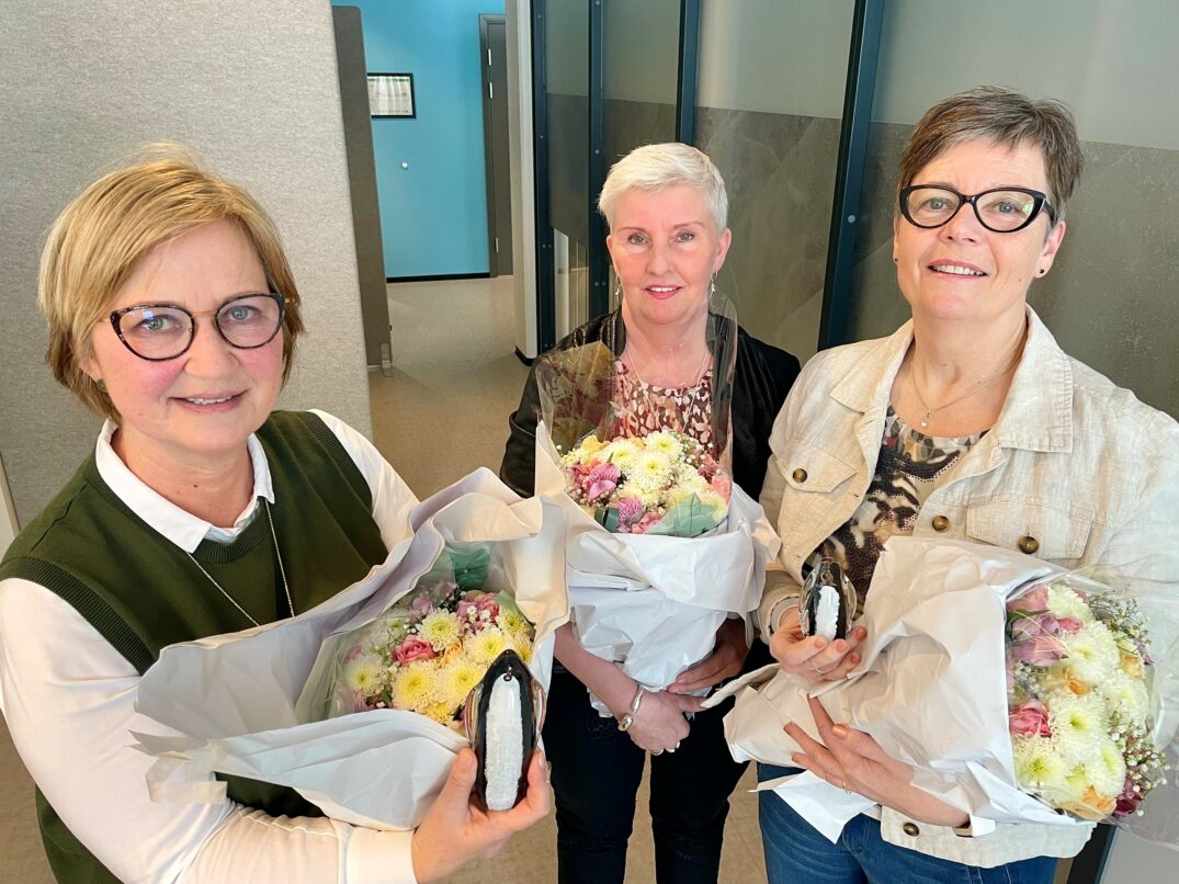 En gruppe kvinner som holder blomster