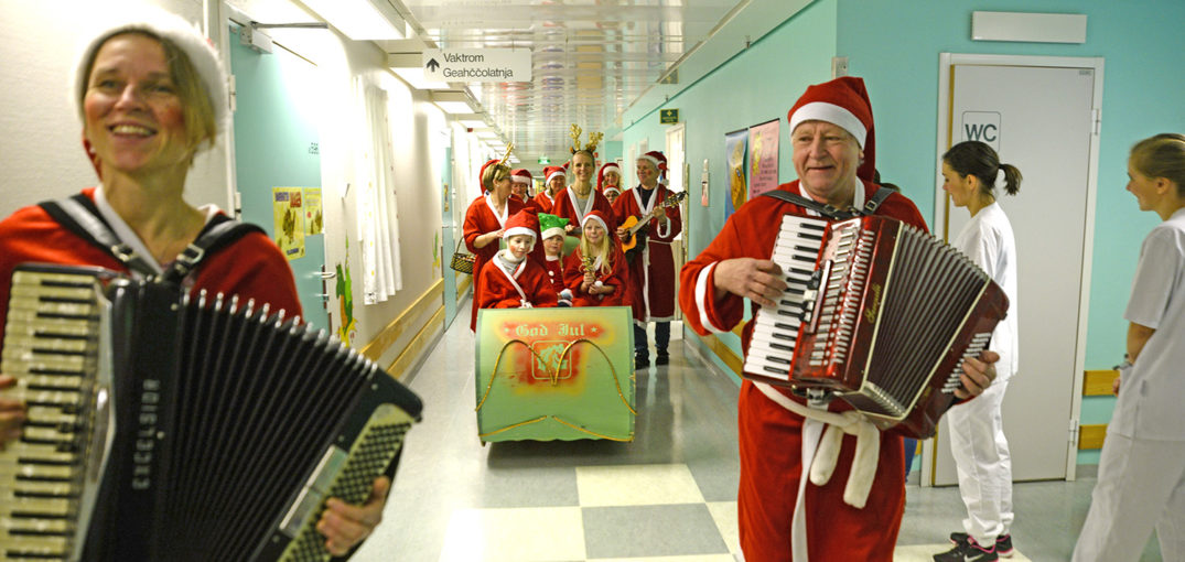 En gruppe mennesker i klær