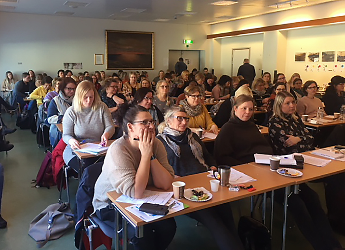 En gruppe mennesker som sitter ved bord