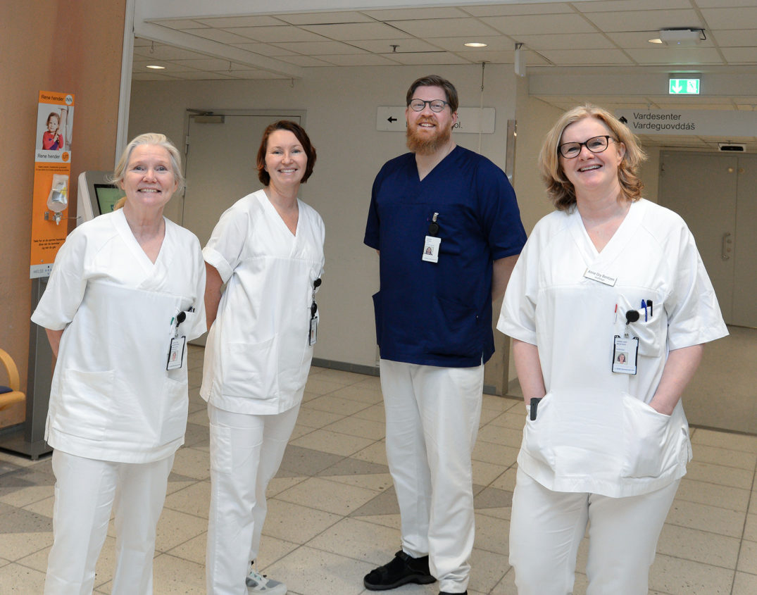 En gruppe mennesker som poserer for et bilde