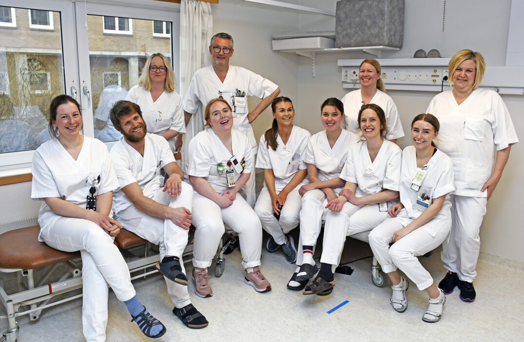 En gruppe mennesker iført hvite klær