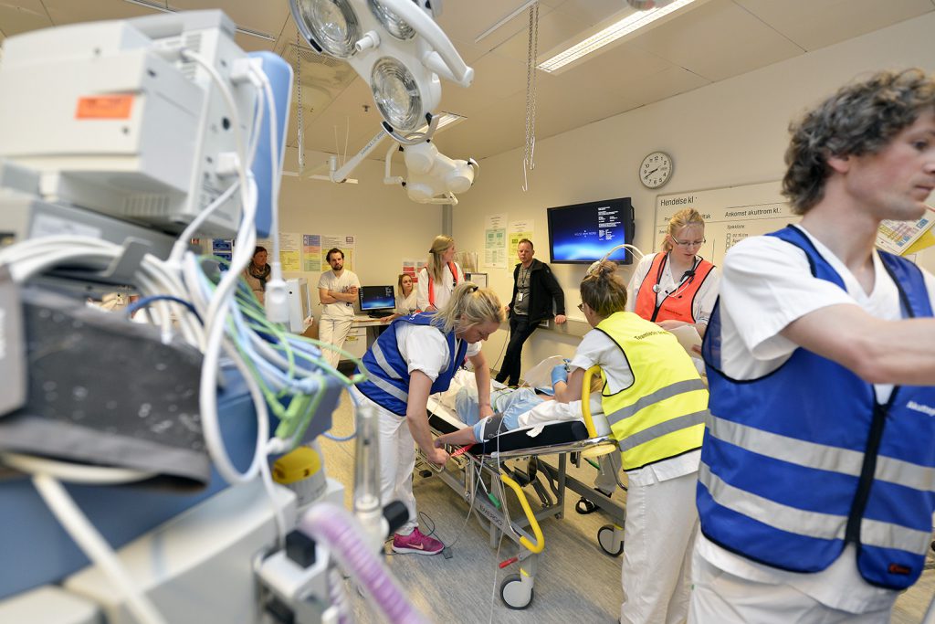 En gruppe mennesker som jobber i et rom