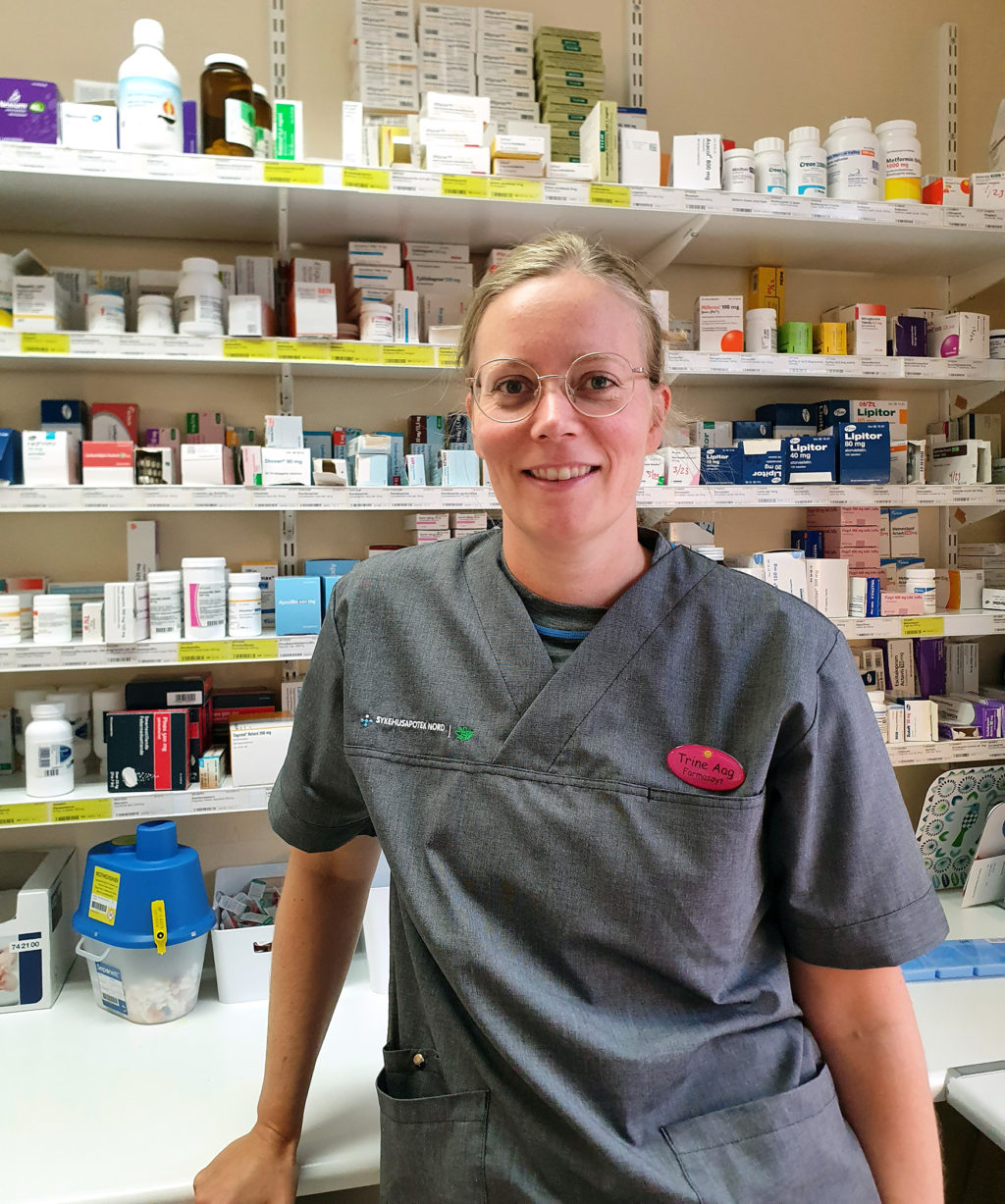 En mann som står foran en hylle med produkter