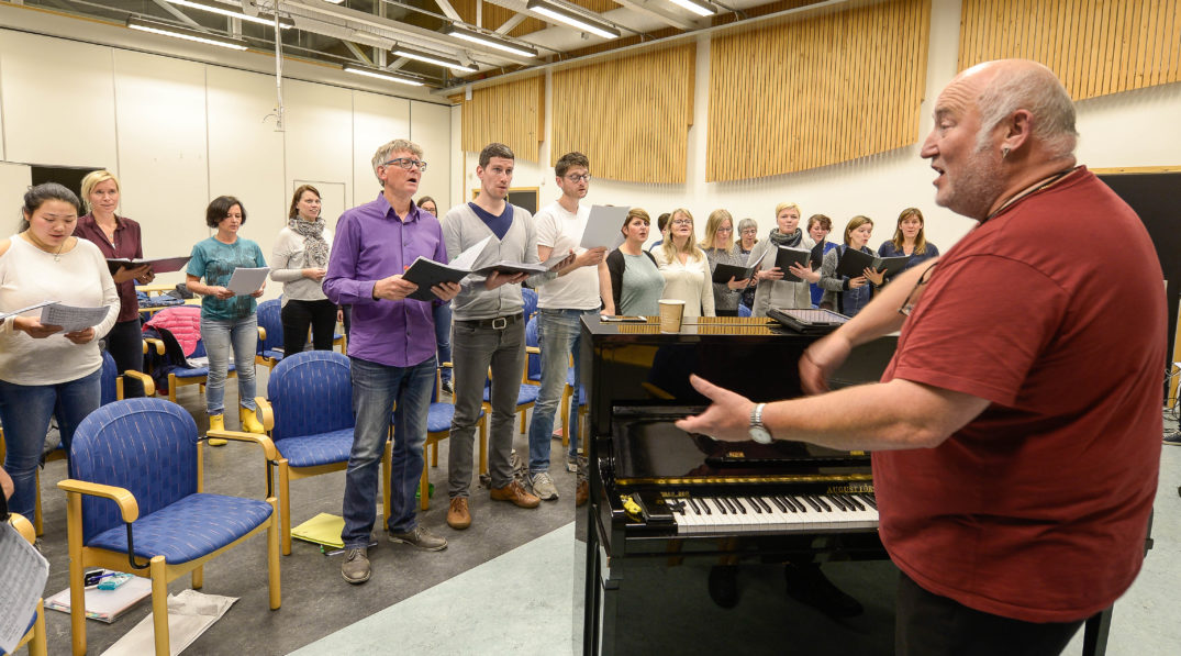 En gruppe mennesker som spiller piano