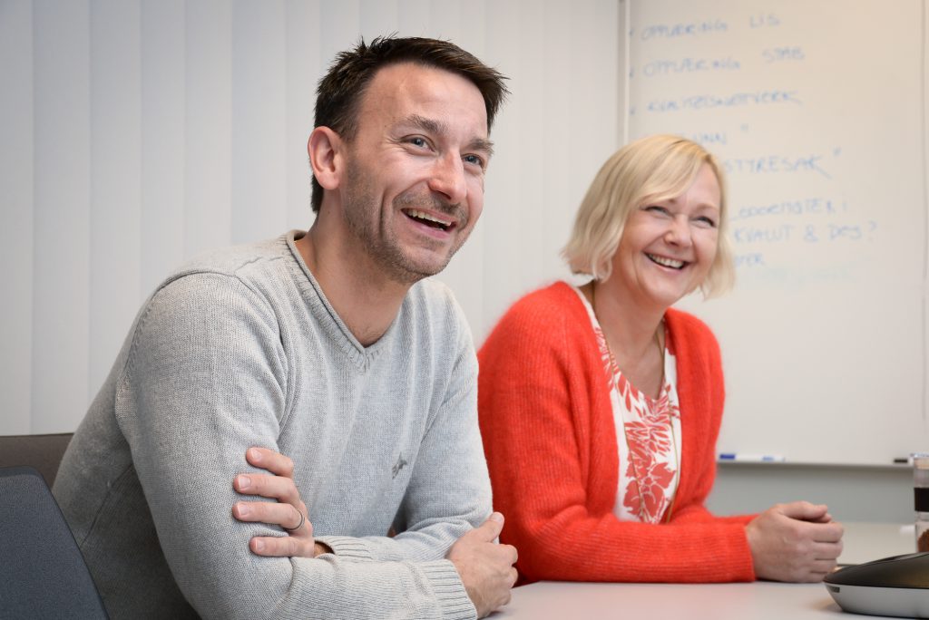 En mann og en kvinne som smiler