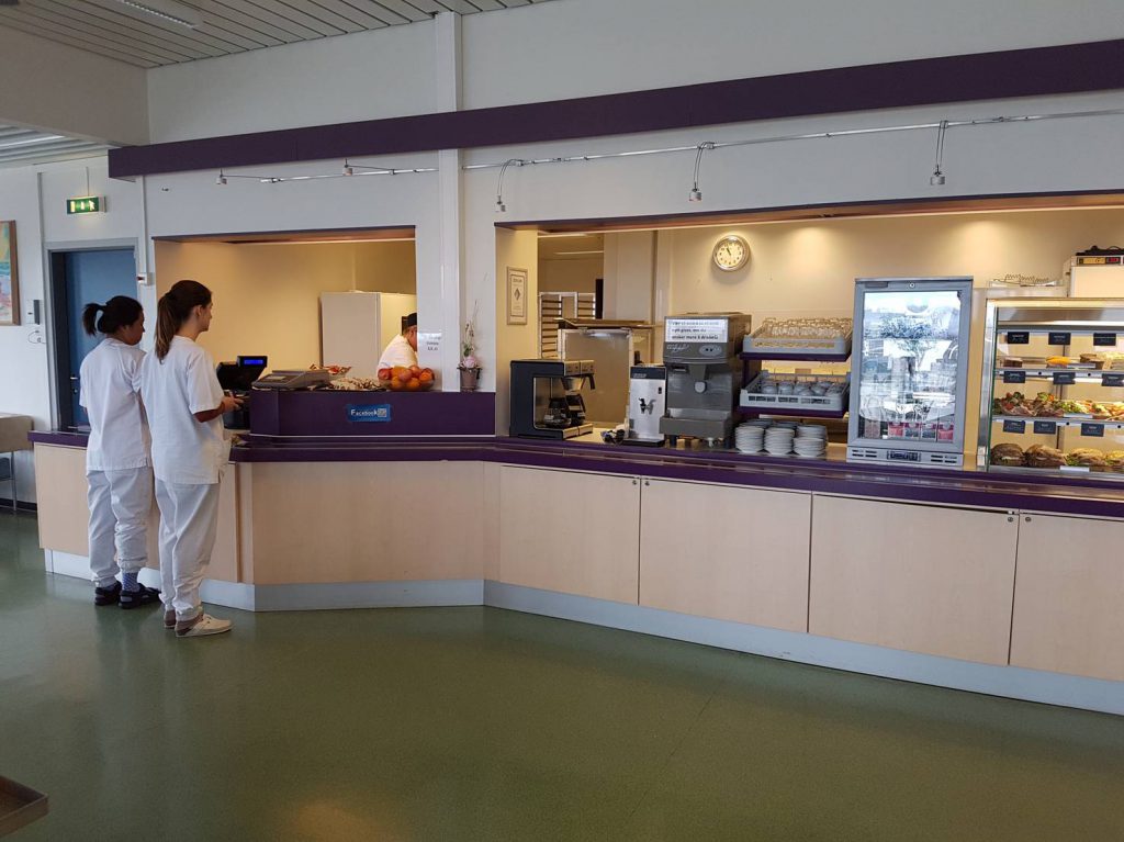 Et par personer som står på en restaurant