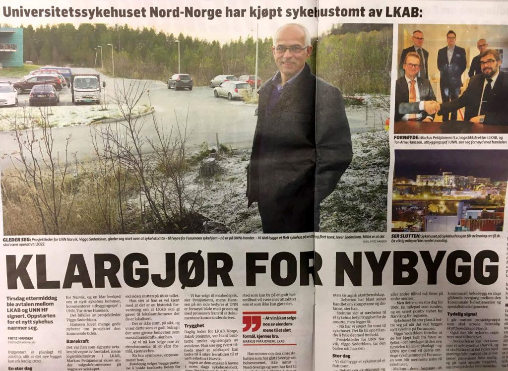 En mann som står foran en vei med biler og et skilt