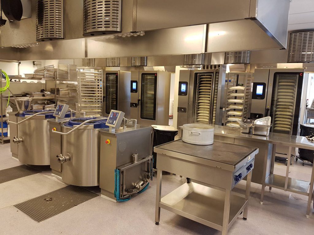 Et stort industrikjøkken