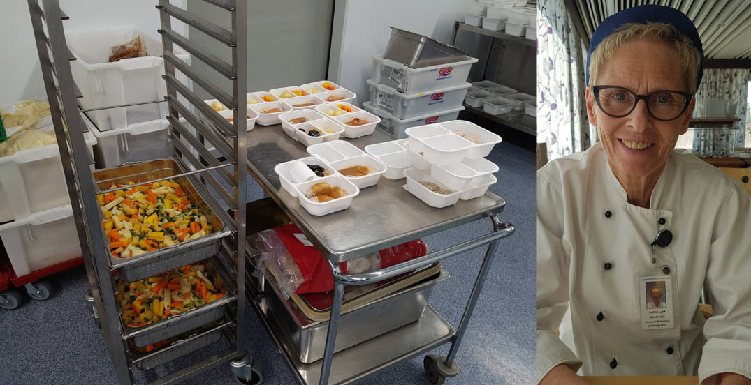 En mann som står ved siden av en vogn full av mat