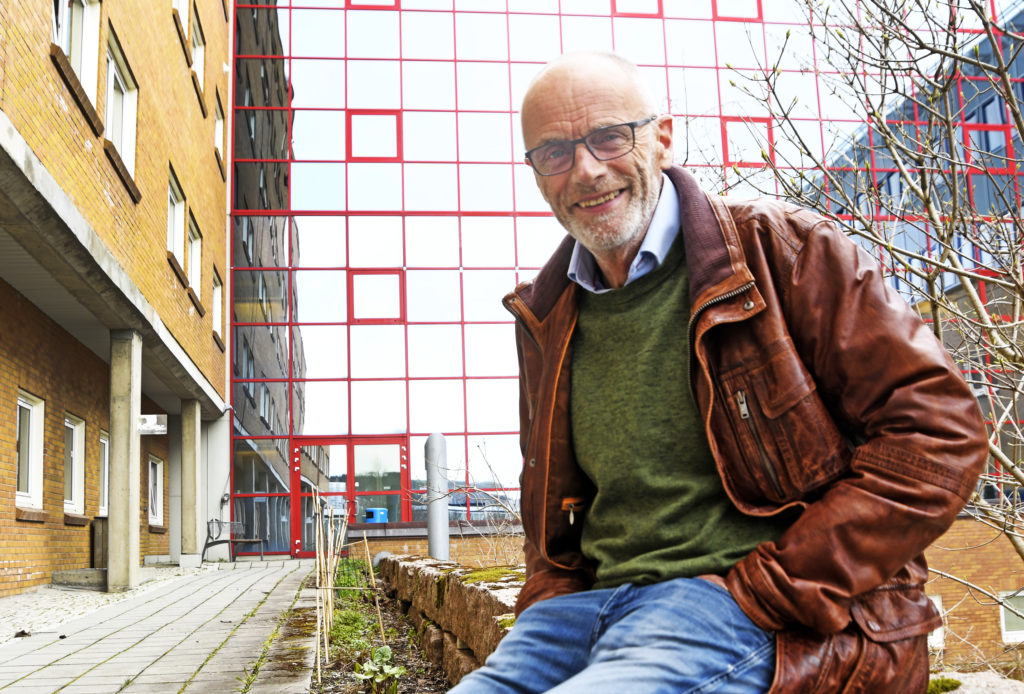 En mann som sitter på en benk