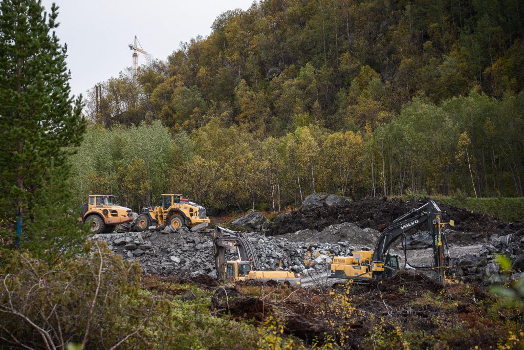 Noen få anleggskjøretøy som jobber på en vei
