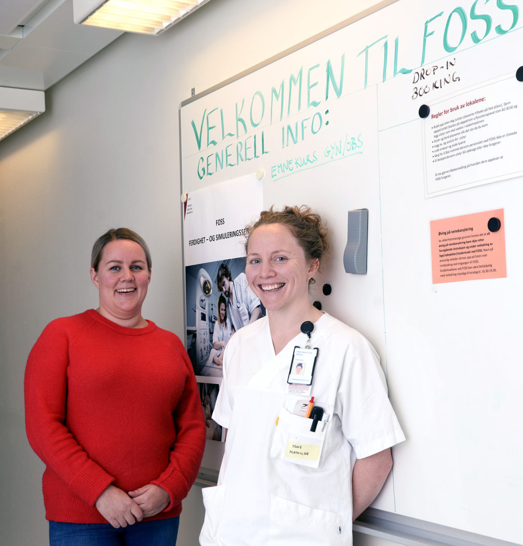 En mann og en mann som smiler