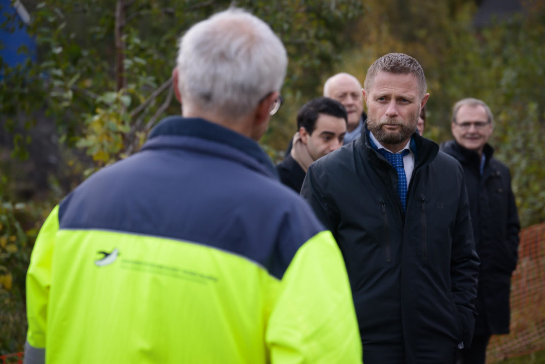 En gruppe menn som står utenfor