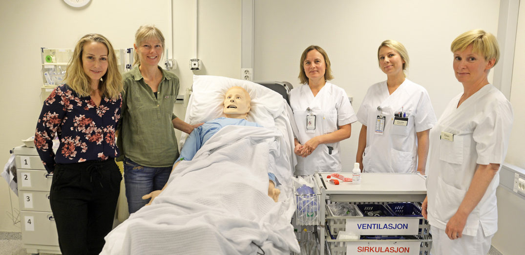 En gruppe kvinner som står ved siden av en person i en sykehusseng