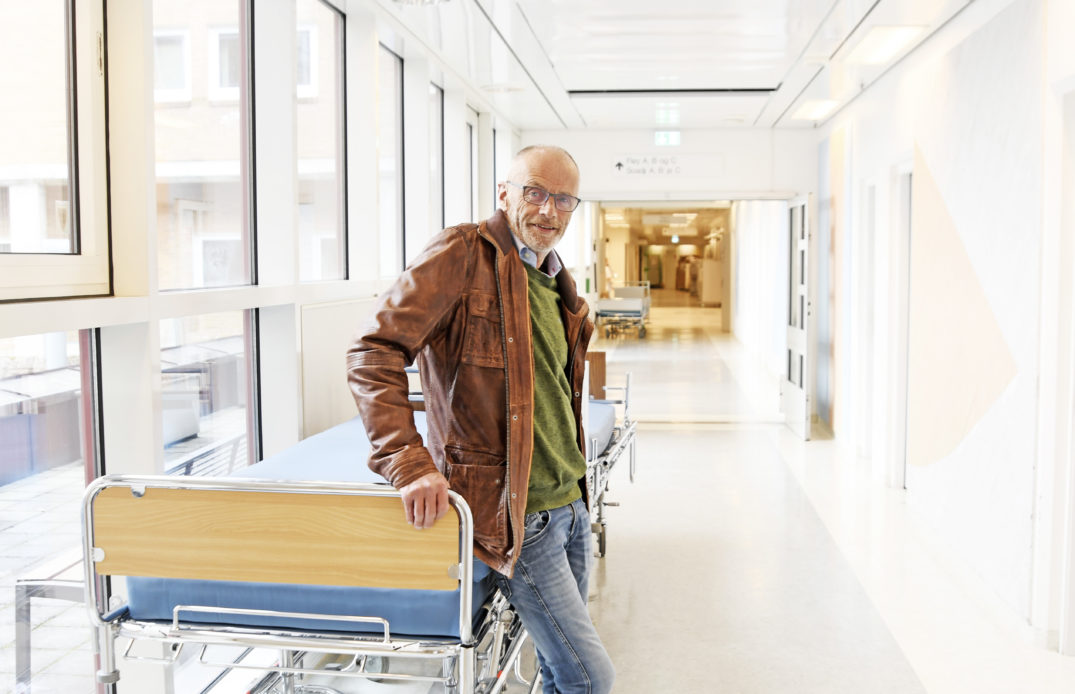 En person som skyver en vogn