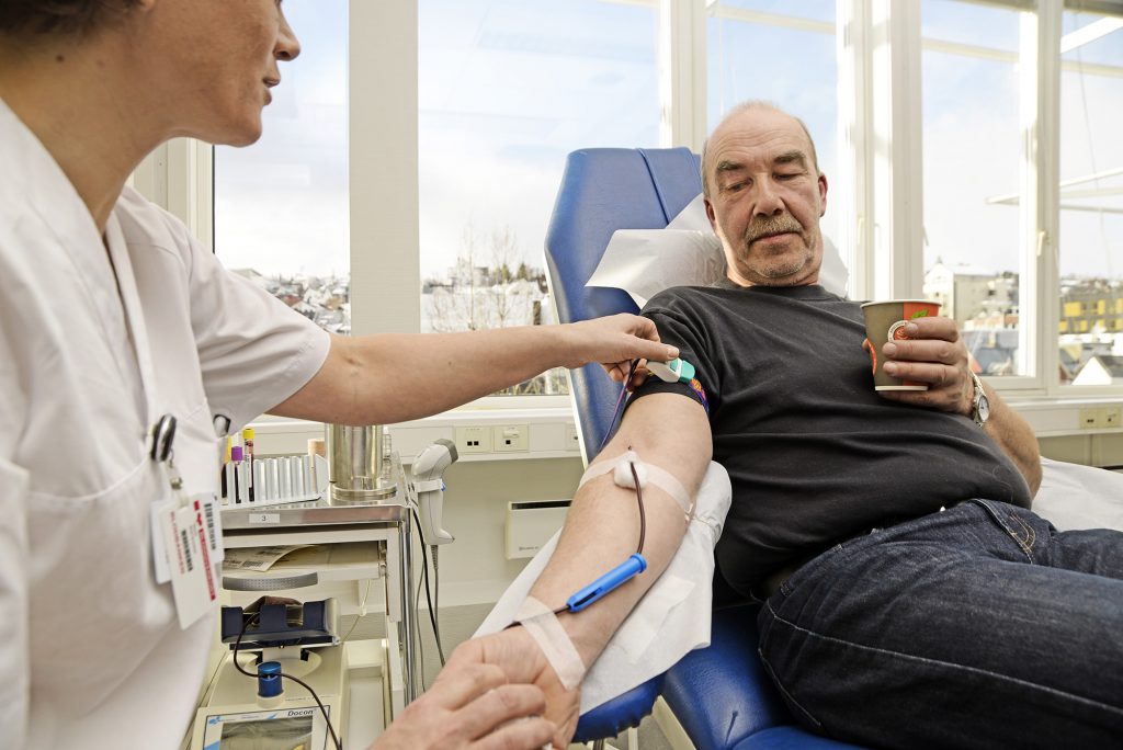 Terje Kjeldsen gir her blod for 64. gang. Han har vært blodgiver siden 1995. Foto: Rune Stoltz Bertinussen