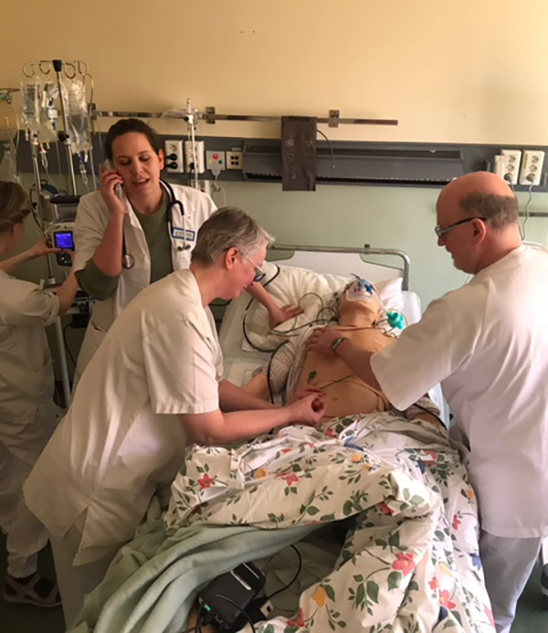 En gruppe mennesker som tar seg av en pasient