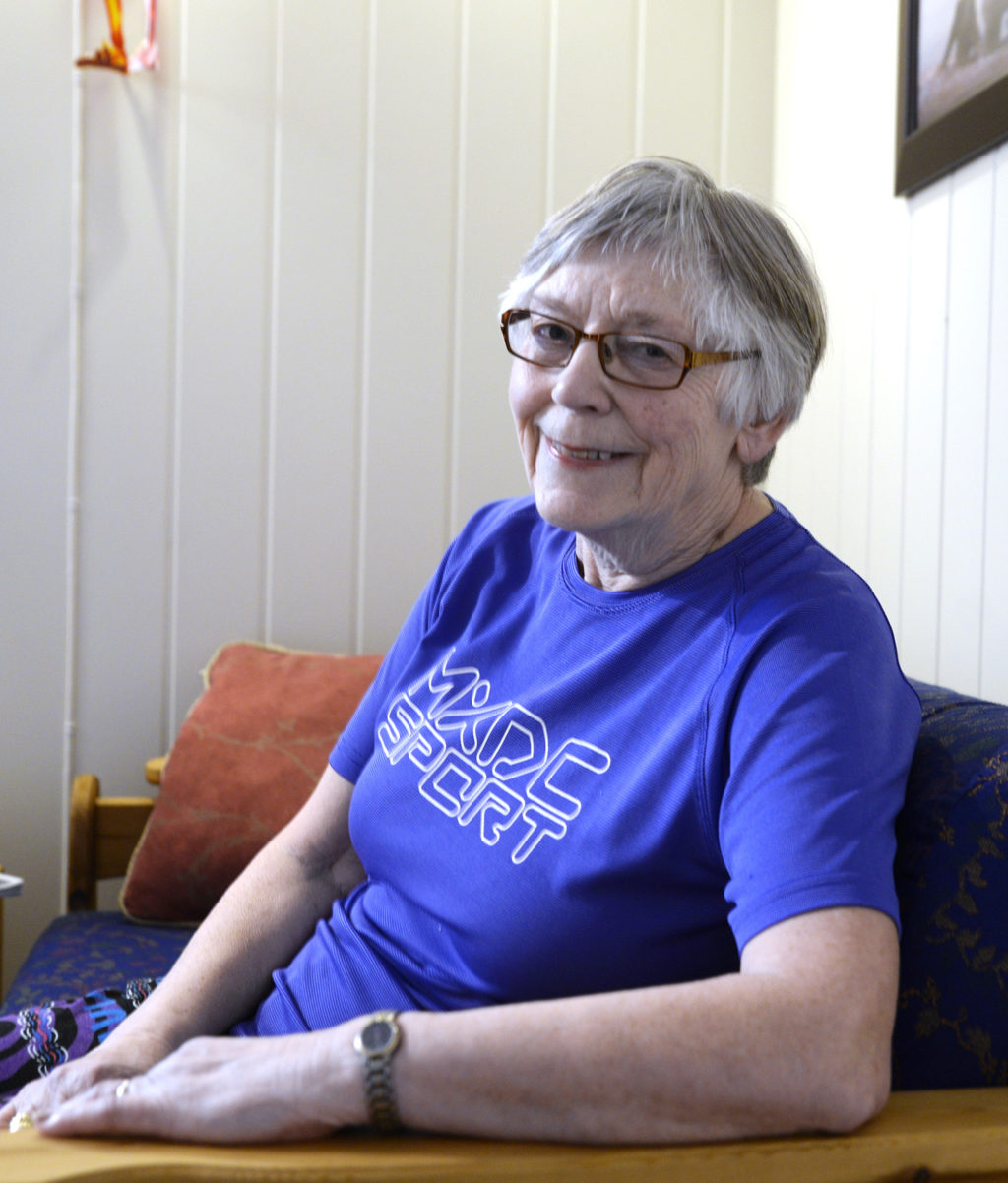 En person som sitter ved et bord