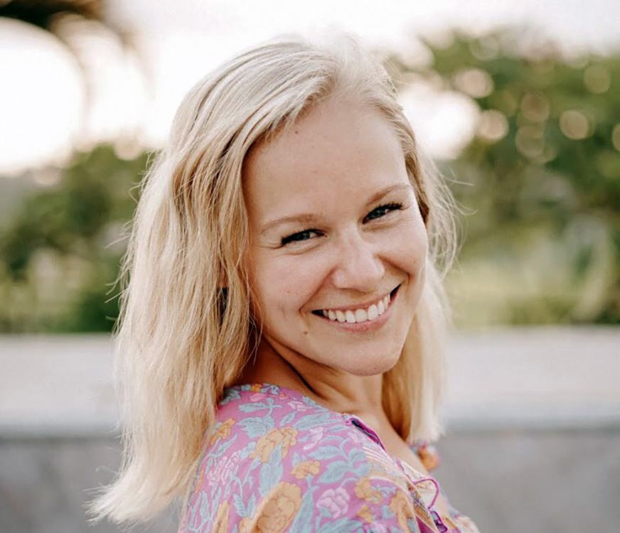 En person som smiler til kameraet