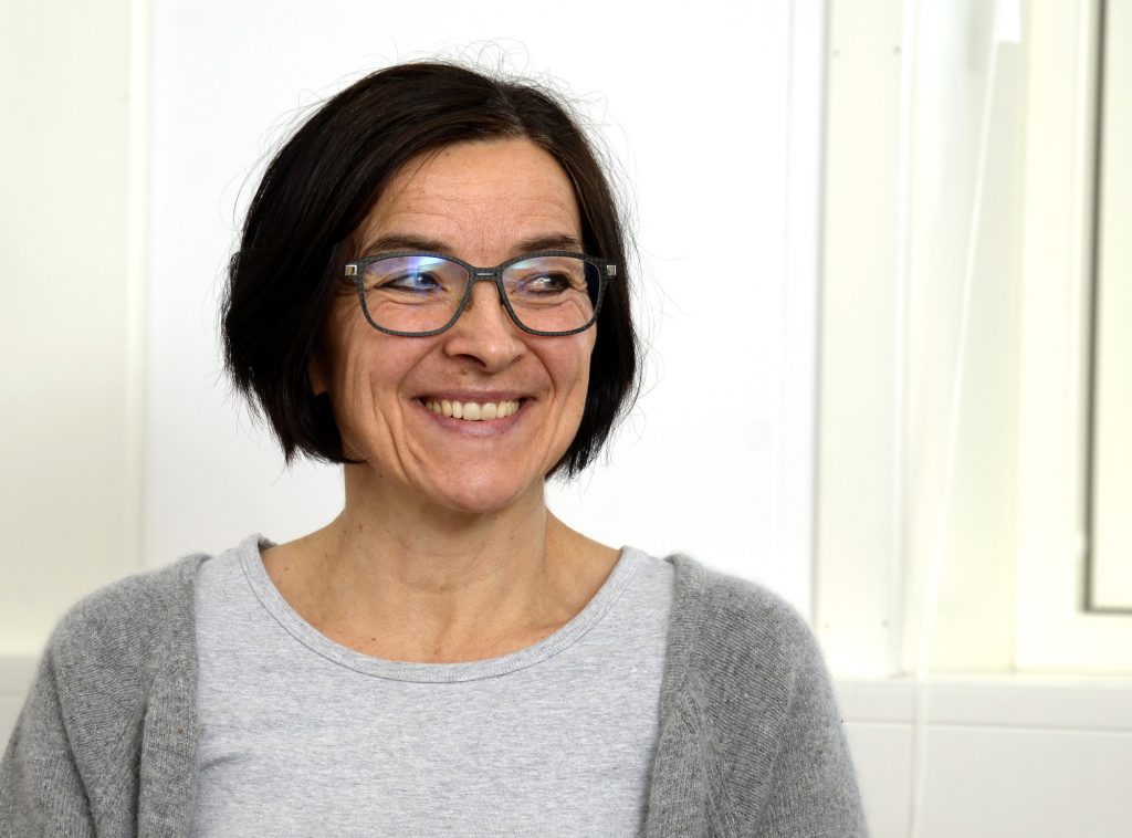 En kvinne med briller