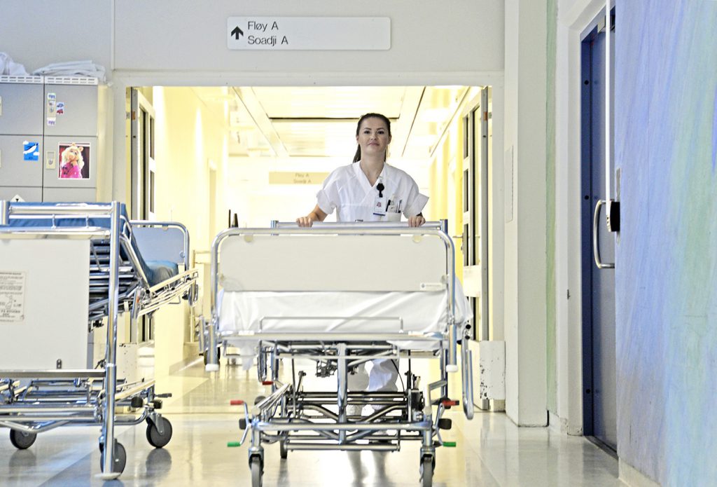 En person som står i et sykehusrom