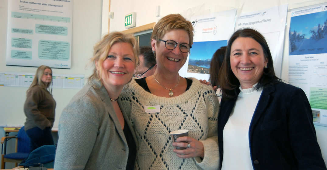 En gruppe kvinner som smiler