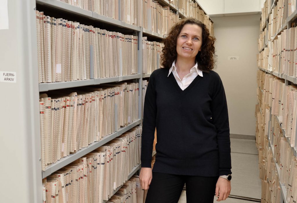 En person som står i et rom