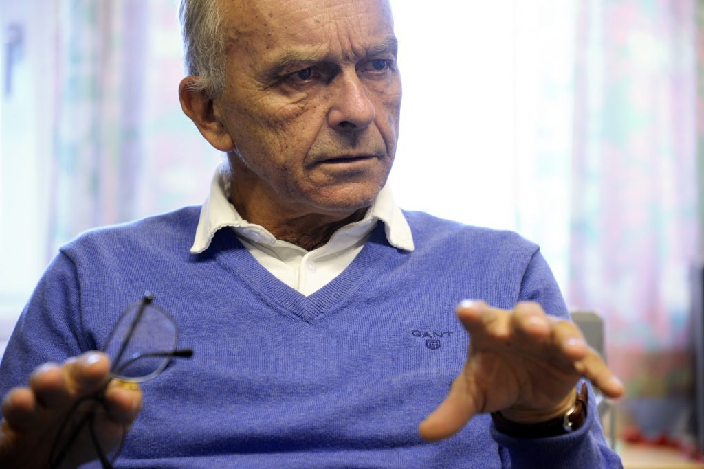 En mann som holder et par briller