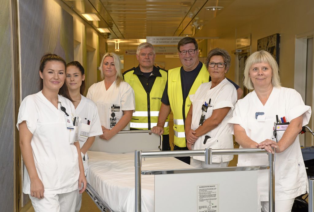 En gruppe mennesker som poserer for et bilde