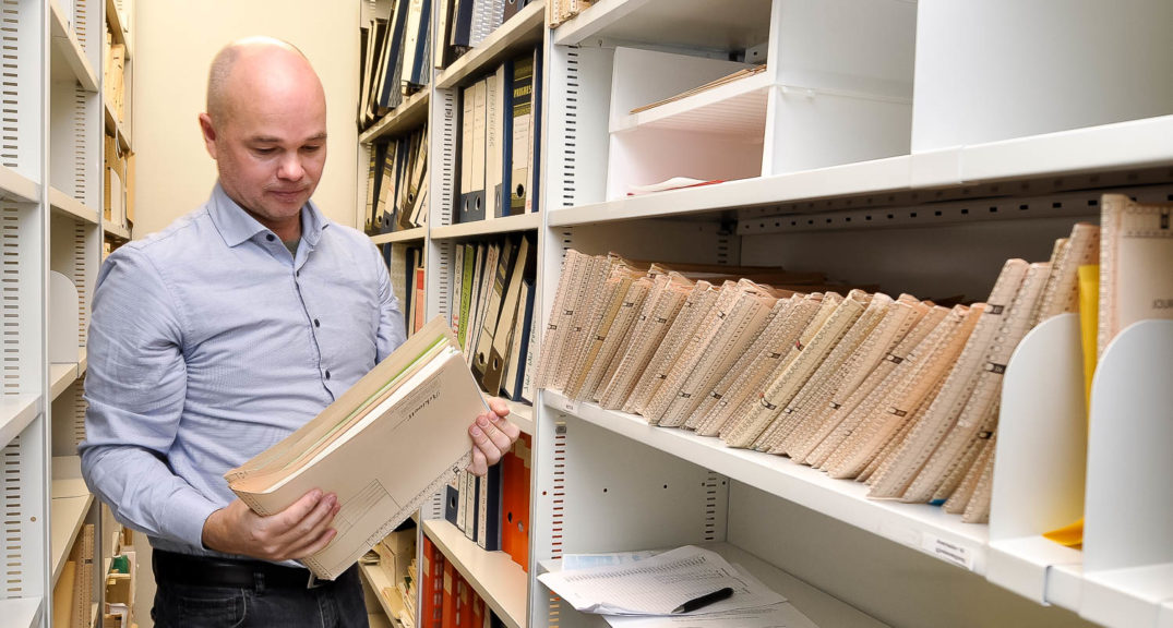 En person som holder en bok