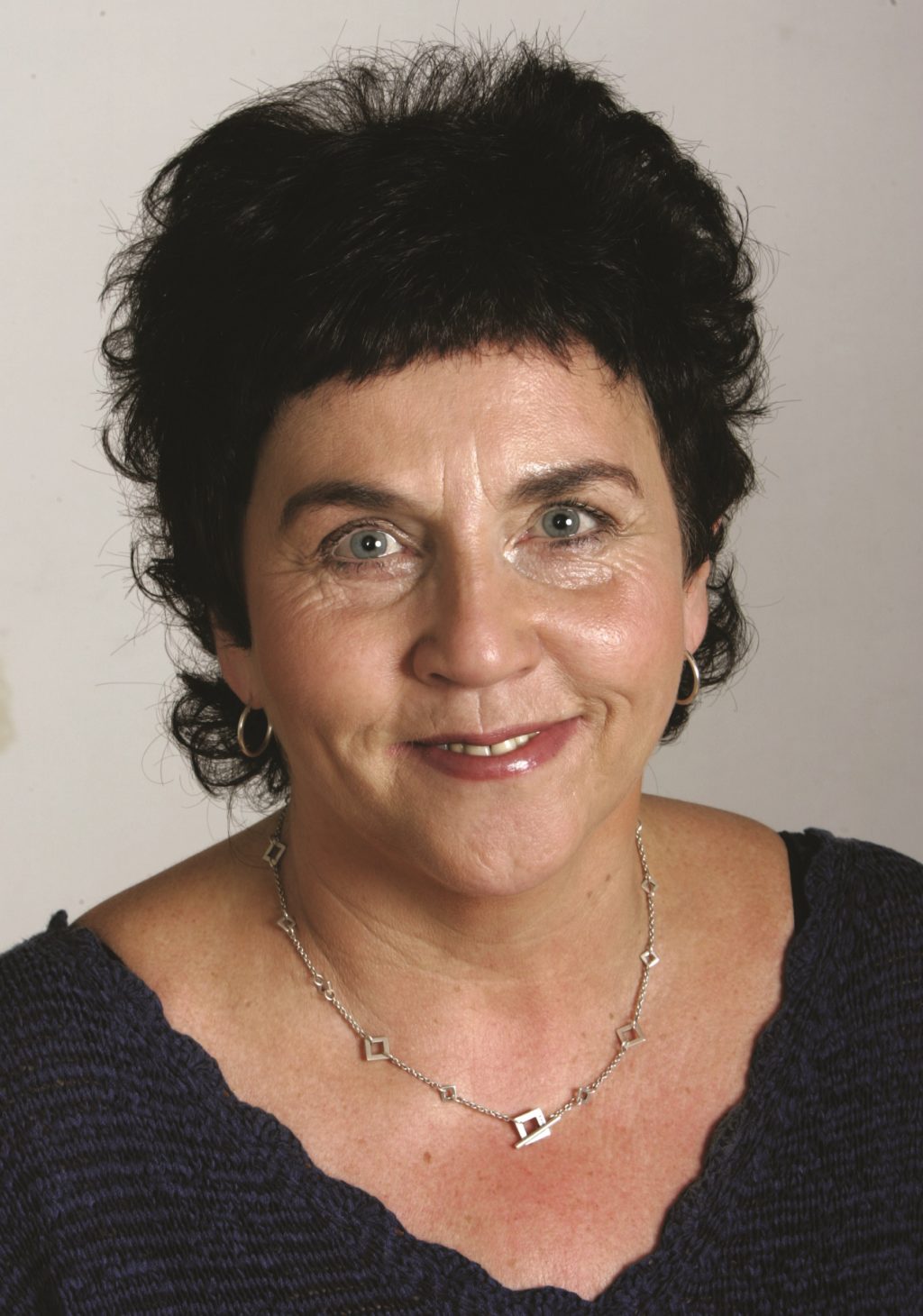 En kvinne med mørkt hår