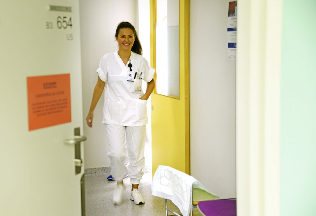 En person iført hvit uniform